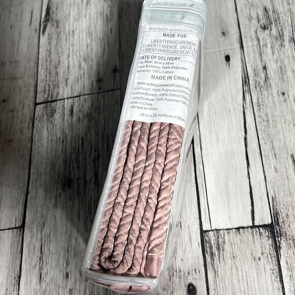 Wamsutta Euro Sham New With Tags 26” X 26” - Picture 2 of 5